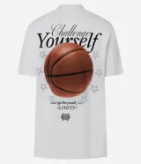 Remera blanca de algodón con cuello redondo y mangas cortas. Estampa trasera con la frase "Challenge Yourself", una pelota de baloncesto y estrellas.