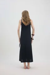 Vestido midi lencero marrón de lino, con escote en V pronunciado con aplique de encaje en contraste, breteles regulables y botonadura frontal decorativa.
