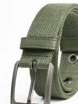 Cinturón de lona color negro con hebilla metálica rectangular en tono plateado oscuro.