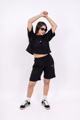 Bermuda negra de corte holgado con cintura elastizada y logo estampado en blanco en la pierna izquierda.