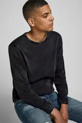 Sweater negro de punto ligero con cuello redondo y mangas largas. Tiene un tratamiento de lavado ácido para un aspecto deslavado y una superficie más suave.