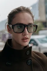 Chaqueta corta de paño en color beige, con cuello subido, manga larga y cierre frontal cruzado con botones oscuros. Presenta bolsillos delanteros de vivo.