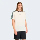 Camiseta Adidas Originals de corte holgado, color blanco con cuello redondo acanalado en negro. Presenta las icónicas tres tiras en los hombros en color negro y verde, y el logo de la marca bordado en el centro del pecho.