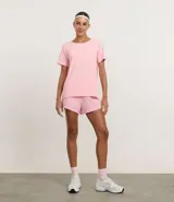 Remera deportiva de manga corta y cuello redondo, confeccionada en poliamida y elastano. Presenta un diseño liso con recorte en la espalda, ideal para actividades físicas por su tejido ligero, transpirable y de secado rápido.