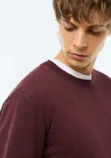 Buzo tejido de punto para hombre, color negro, con cuello redondo y diseño liso.