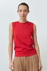 Musculosa de algodón color rojo, con cuello redondo, corte sin mangas y detalle de botones decorativos en los hombros.