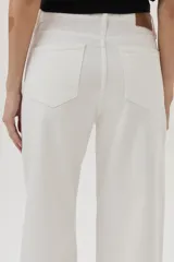 Pantalón jean blanco de pierna ancha confeccionado en algodón y elastano.