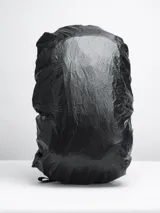 Mochila negra con múltiples bolsillos y correas ajustables.