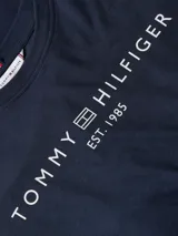Remera azul marino de algodón con cuello redondo y logo de Tommy Hilfiger estampado en el pecho.