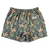 Short de baño con estampado botánico de hojas en tonos verdes y salmón sobre fondo gris azulado. Cuenta con cintura elástica con cordón ajustable, dos bolsillos laterales y un bolsillo trasero.