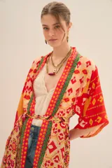 Kimono largo de viscosa con estampado multicolor de estilo étnico. Presenta bordes con detalles geométricos en contraste, mangas anchas y lazo ajustable en la cintura.