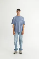 Remera azul de algodón con bolsillo en el pecho y corte holgado.