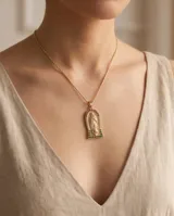 Collar de acero con baño de oro y dije de bronce con la imagen de la Virgen de Guadalupe, decorado con circonias multicolor y cadena tipo soga.