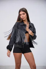 Campera de jean color negro con efecto lavado, de corte oversize, con flecos brillantes integrados en el diseño frontal y en las mangas.