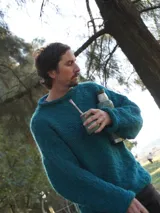 Sweater de punto grueso color topo, con cuello alto y corte holgado.