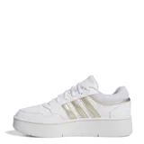 Championes Adidas modelo Hoops 3.0 Bold, de diseño urbano con plataforma. Presentan una base blanca con las icónicas tres tiras laterales en color dorado metalizado y detalles a juego en el talón.