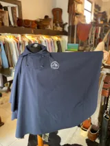 Poncho azul marino impermeable de neopreno con cuello alto, solapa abotonada y detalle de bordado de caballo en el pecho.