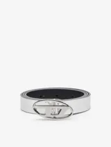 Cinturón plateado metálico modelo B-1DR W con acabado brillante. Cuenta con una hebilla ovalada de metal con el logotipo de la marca calado en el centro.