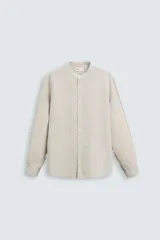 Camisa negra de lino y algodón, corte relaxed fit, cuello mao, manga larga con puños abotonados y cierre frontal con botones.