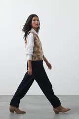 Jean de corte barrel con silueta curva y volumen controlado, de tiro medio y color negro. Presenta un diseño que se ensancha en la pierna y se ajusta levemente en el bajo, con cierre frontal y bolsillos laterales.