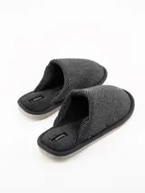 Pantuflas abiertas de hombre color gris, con textura exterior tramada, interior afelpado y suela de goma.