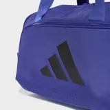 Bolso deportivo Adidas color azul con el logotipo de la marca en negro en la parte frontal. Cuenta con compartimento principal con cierre de cremallera, bolsillos laterales de red y correa de hombro ajustable.