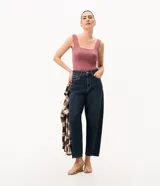 Blusa básica Cortelle de poliamida, sin mangas, con escote cuadrado y tirantes medianos.