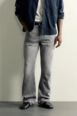 Jeans flare fit de denim de algodón en color celeste con lavado efecto desgastado. Presentan diseño de cinco bolsillos, tiro medio, cierre frontal con cremallera y botón, y bajo con acabado irregular.