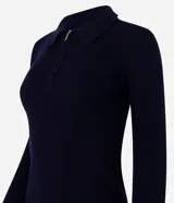 Blusa de punto acanalado marca Blue Steel, con cuello polo estructurado y cierre parcial con cremallera. Presenta un diseño ajustado de manga larga y acabado recto en el ruedo.