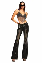 Pantalón de jean negro con efecto lavado, corte acampanado y diseño de costuras verticales deshilachadas. Presenta una cintura ancha con ojales metálicos y hebilla lateral integrada.