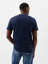 Remera de algodón gris jaspeado con cuello redondo, mangas cortas y logo de la marca estampado en azul marino en el frente.