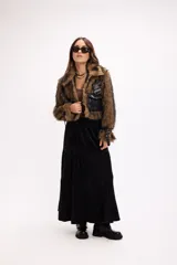 Falda larga de corte acampanado con diseño de paneles horizontales y textura símil terciopelo.