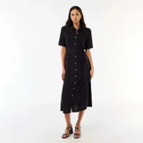 Vestido midi negro de estilo camisero, con cuello camisero, mangas cortas, cierre frontal de botones y cinturón ajustable para anudar en la cintura.