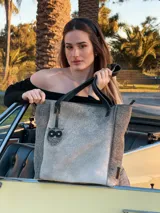 Bolso shopper de pelo color gris con detalle de aplique en forma de búho.