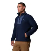 Campera de polar Columbia con cierre frontal completo, cuello alto y bolsillos laterales con cierre. Presenta un panel frontal superior en tejido superpuesto de distinto tono y logo de la marca bordado en el pecho.