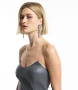 Vestido corto negro sin breteles confeccionado en material sintético con abertura en la pollera.