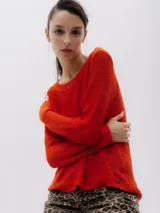 Sweater de punto color rojo arcilla, con cuello redondo y mangas largas, de diseño clásico y ajuste recto.