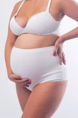 Bombacha maternal de tiro extra alto, diseñada para cubrir y sujetar la zona abdominal durante el embarazo. Confeccionada en algodón elastizado, cuenta con un elástico regulable en la cintura para mayor comodidad y ajuste.