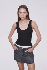 Musculosa negra de bretel ancho, corte ajustado, con detalles de encaje en el escote redondo.