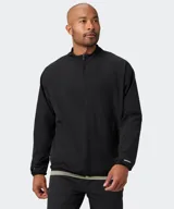 Campera deportiva Fabletics modelo Infinite, de color negro, con cierre frontal completo, cuello alto y bolsillos laterales con cierre.