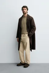 Pantalón de corte regular fit confeccionado en pana de algodón color beige, con bolsillos frontales, bolsillos traseros de plastrón y cierre frontal con cremallera y botón.