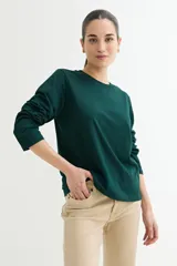 Remera negra de algodón, de corte recto y manga larga.