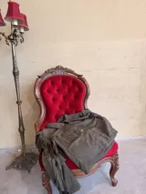 Campera verde militar de gamuza sintética, con flecos en el frente y en la espalda.