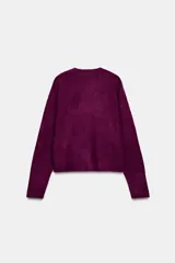 Jersey de punto con cuello redondo y manga larga, confeccionado en un suave tejido color bordó.