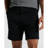 Short de gabardina color negro, corte recto, con bolsillos laterales y traseros.