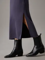 Vestido largo de punto milano color azul con cuello barco y panel trasero recortado.