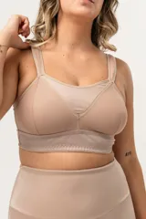 Bralette reductor color piel, sin aro, con breteles anchos acolchados regulables y faja reforzada en el bajo busto. Confeccionado con tela que contiene fibra LYCRA® XTRA LIFE™