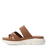 Sandalias de mujer con diseño de tiras cruzadas y ajuste mediante hebilla lateral. Presentan una suela de plataforma blanca con relieve y plantilla anatómica, ofreciendo un estilo casual y cómodo.