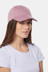 Gorro con visera de lona color rosado, con logo bordado en el frente.