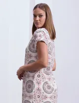 Vestido corto estampado con mandalas, escote en V, manga corta y forro interno.